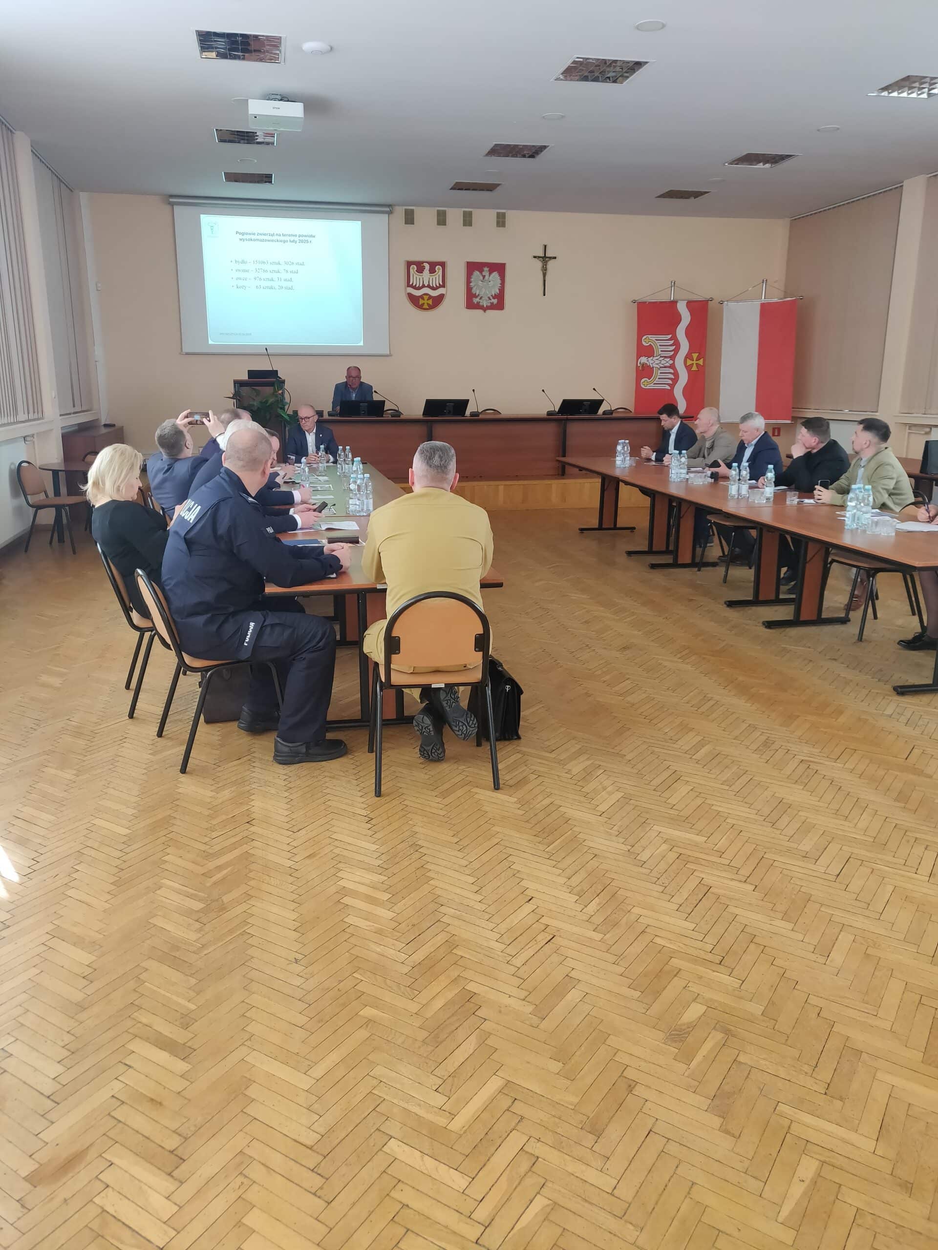 Zagrożenie pryszczycą. Zebrał się Powiatowy Zespół Zarządzania Kryzysowego Powiatu Wysokomazowieckiego.